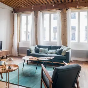 large-and-beautiful-appartement-in-the-hyper-centre.hotels-rhonealpes.com/